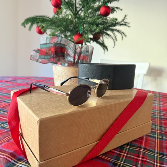 Prada sunglasses - Picture 2 of 4